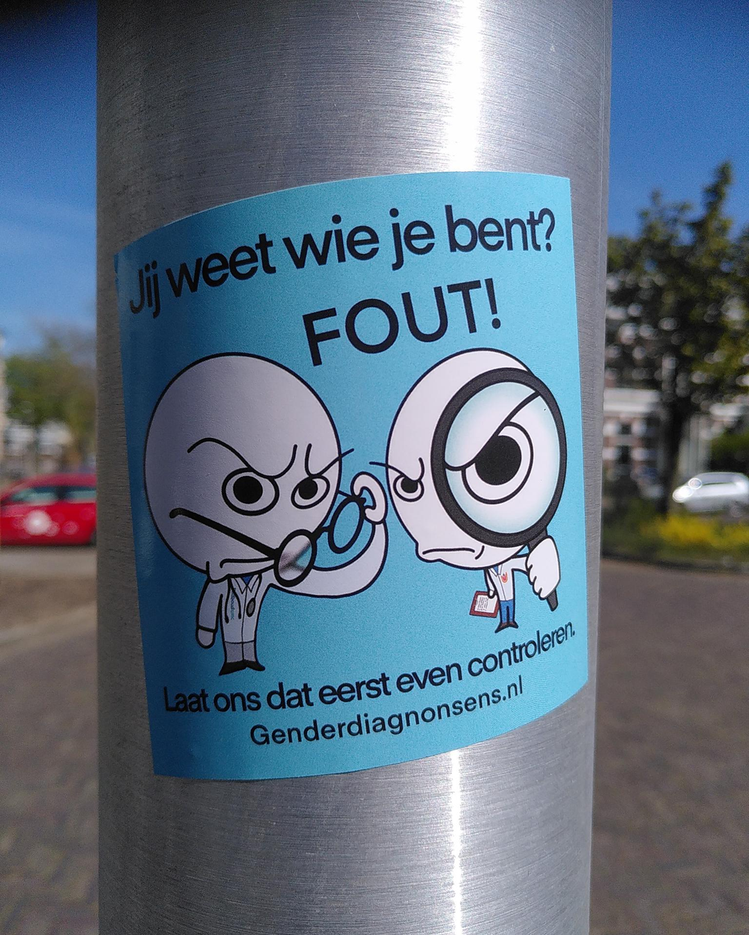 Dezelfde sticker op een lantaarnpaal